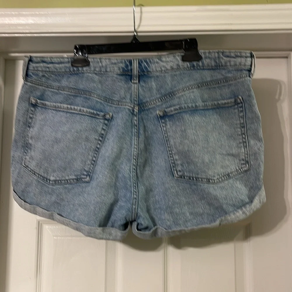 Old Navy - medium wash distressed blue jean shorts - button fly - size 18